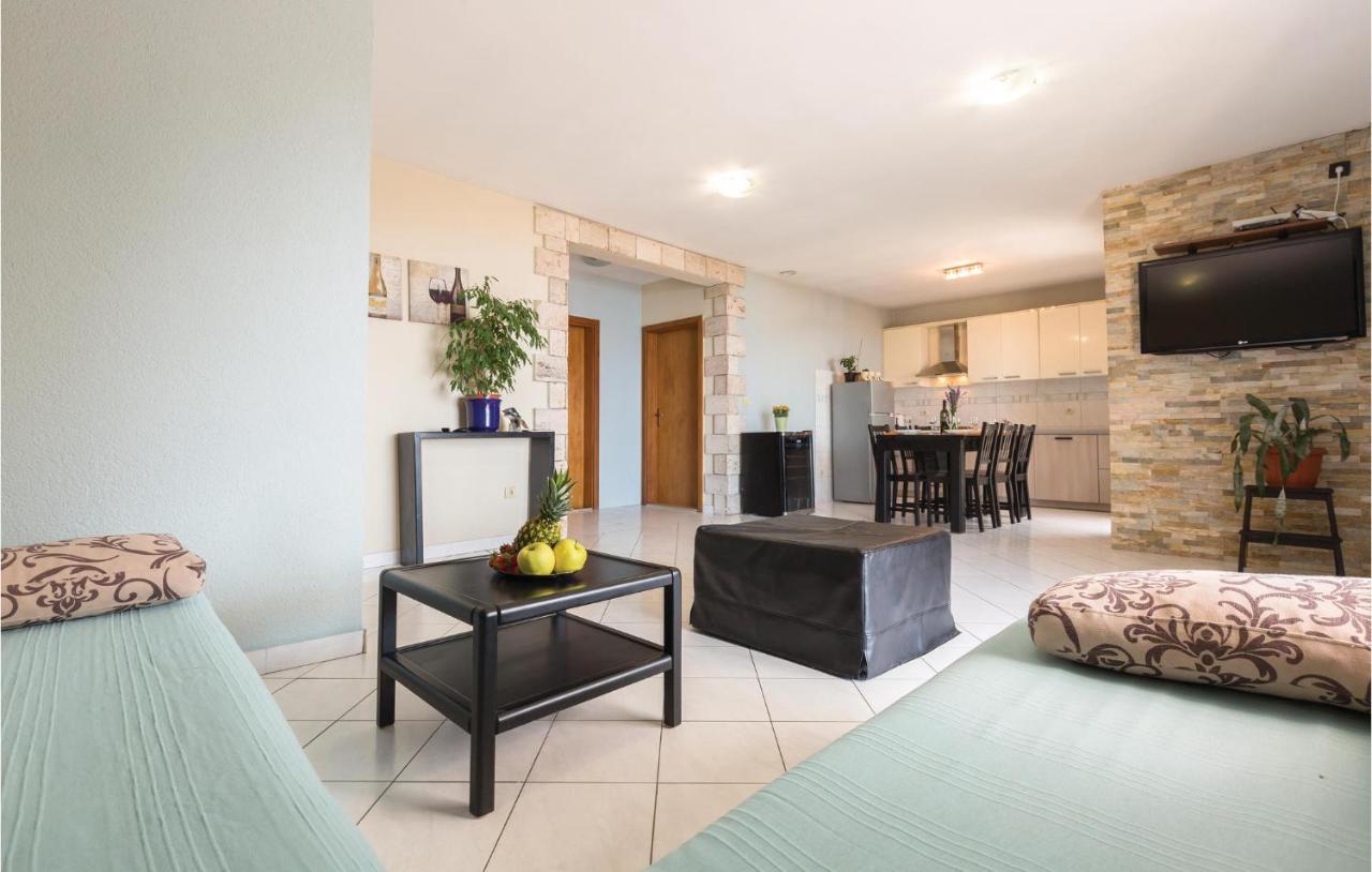2 Bedroom Beautiful Apartment In Makarska Luaran gambar