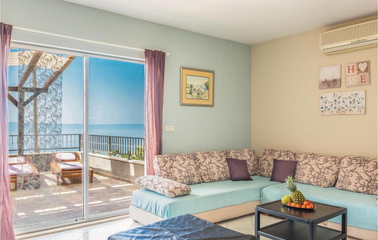 2 Bedroom Beautiful Apartment In Makarska Luaran gambar
