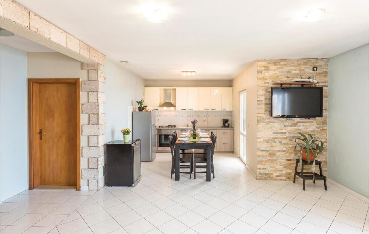 2 Bedroom Beautiful Apartment In Makarska Luaran gambar
