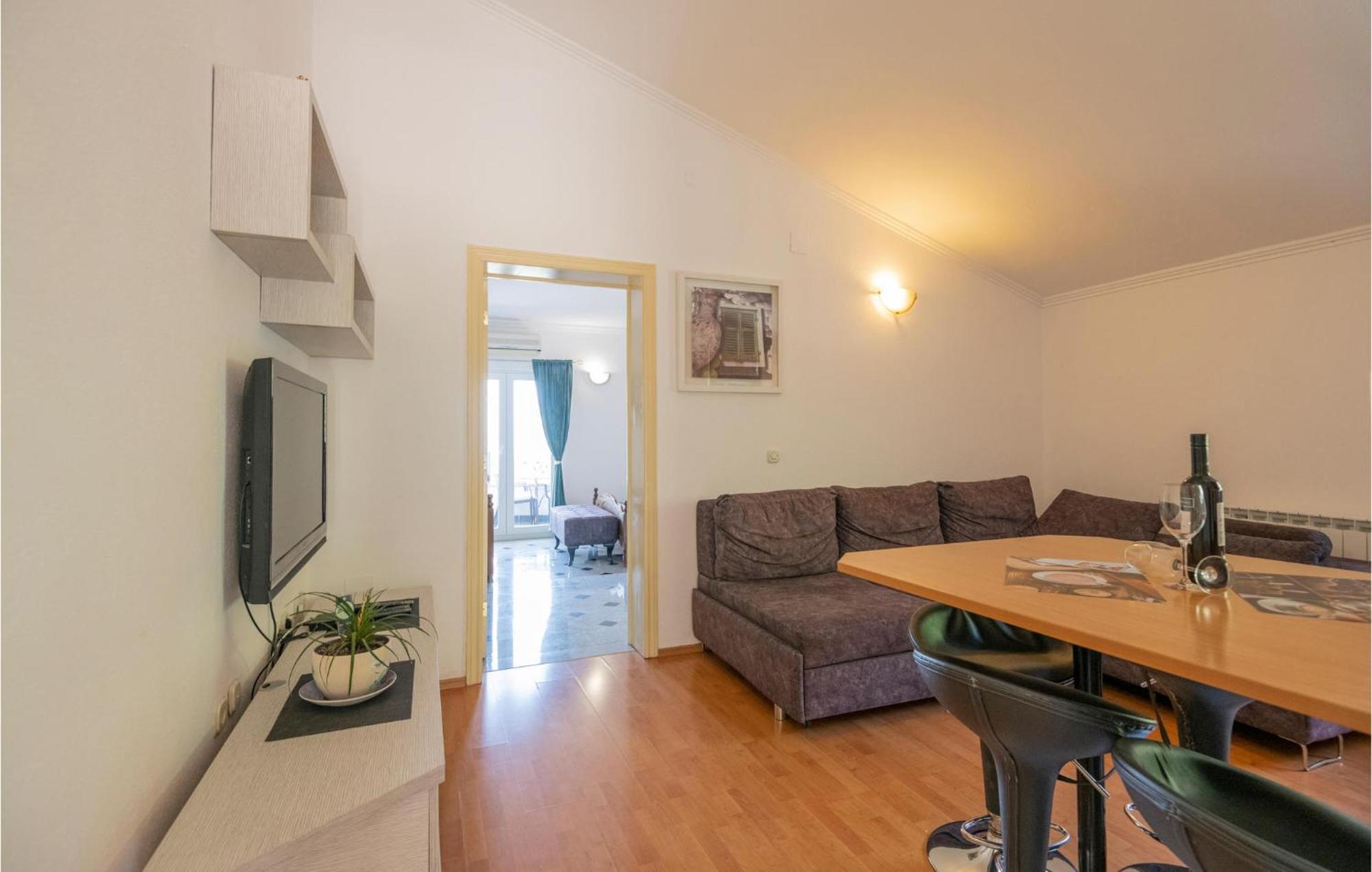 2 Bedroom Beautiful Apartment In Makarska Luaran gambar