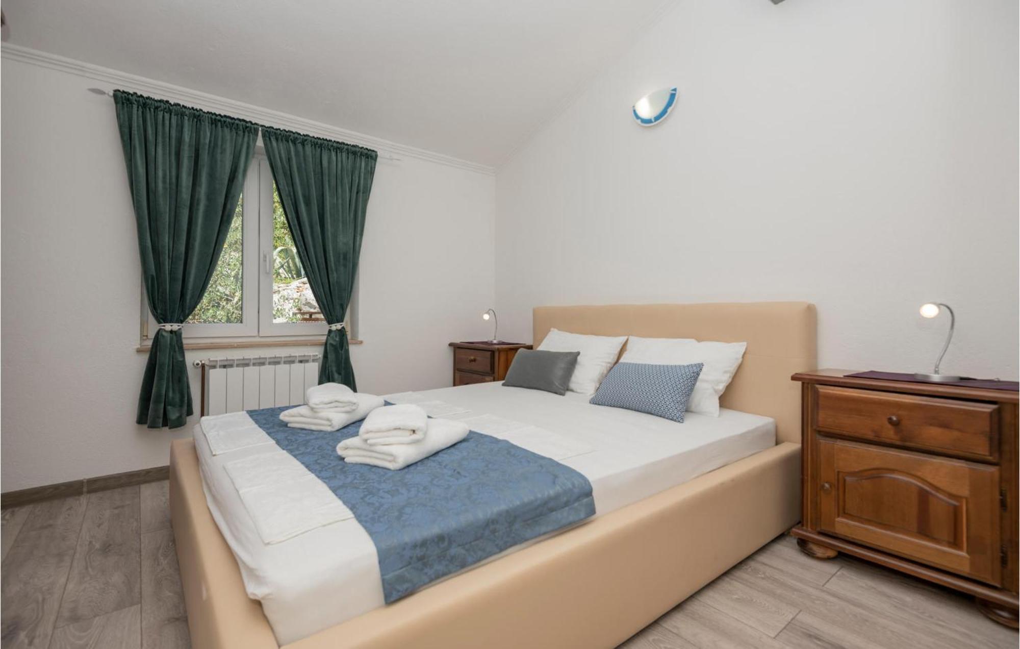 2 Bedroom Beautiful Apartment In Makarska Luaran gambar