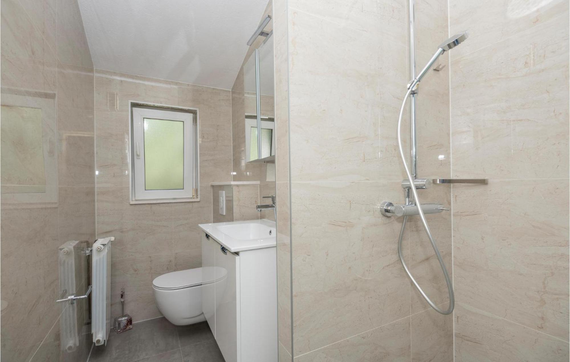 2 Bedroom Beautiful Apartment In Makarska Luaran gambar