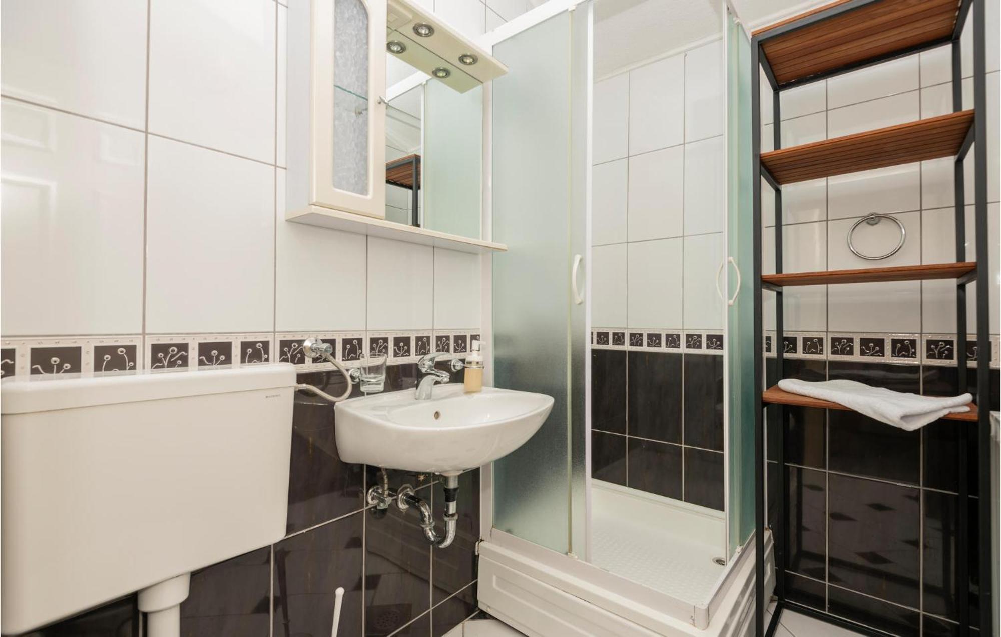 2 Bedroom Beautiful Apartment In Makarska Luaran gambar