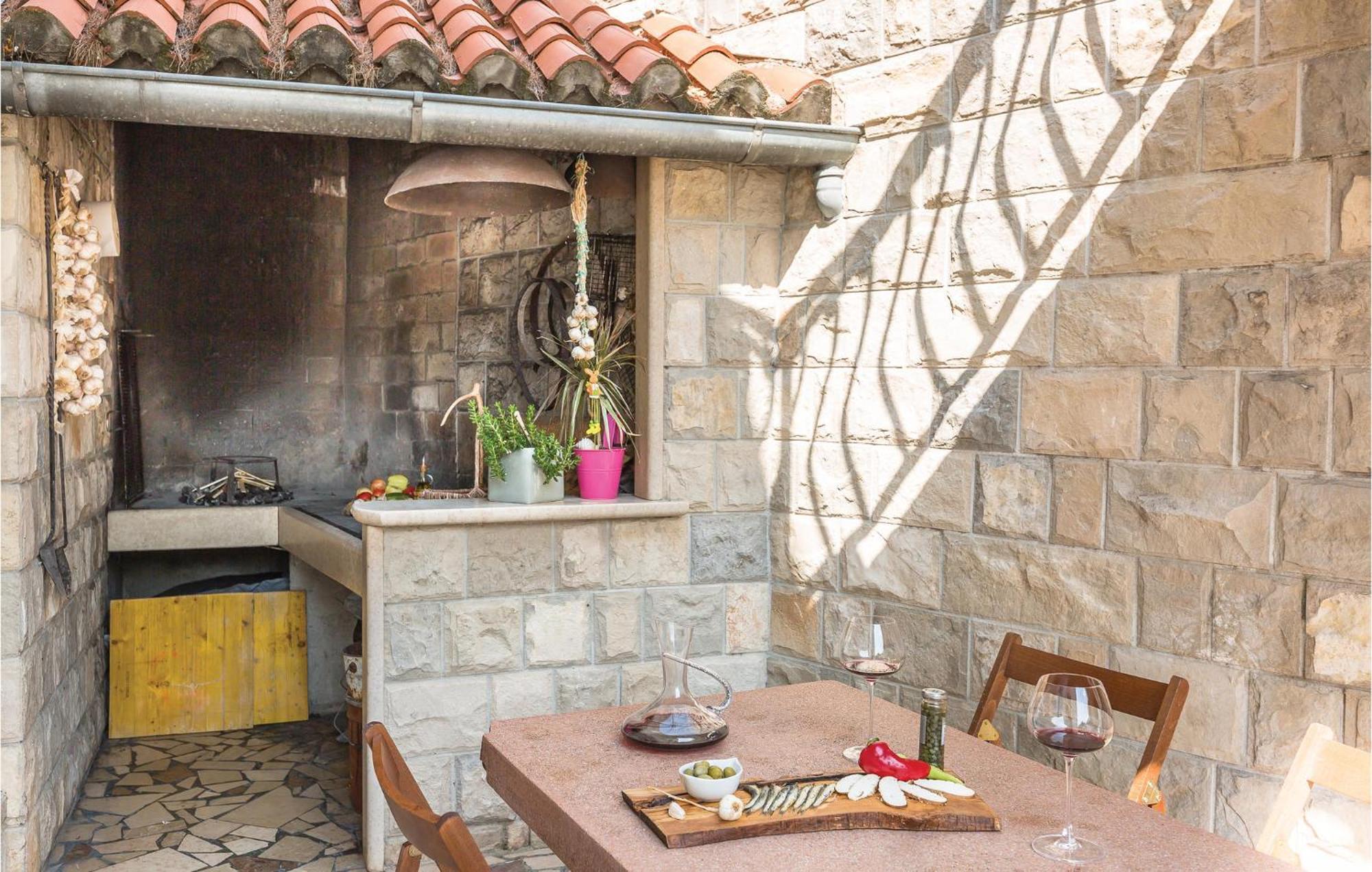 2 Bedroom Beautiful Apartment In Makarska Luaran gambar